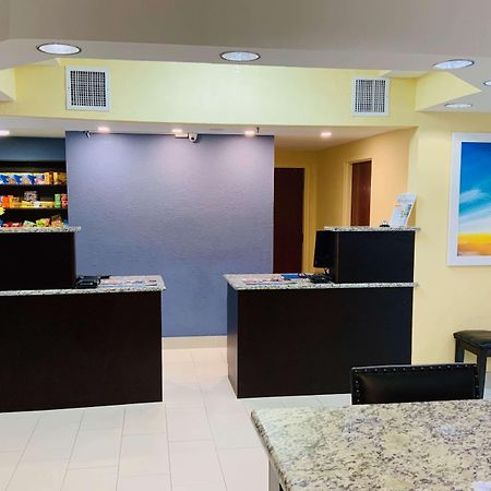 Days Inn & Suites By Wyndham Tampa/Raymond James Stadium Exterior foto