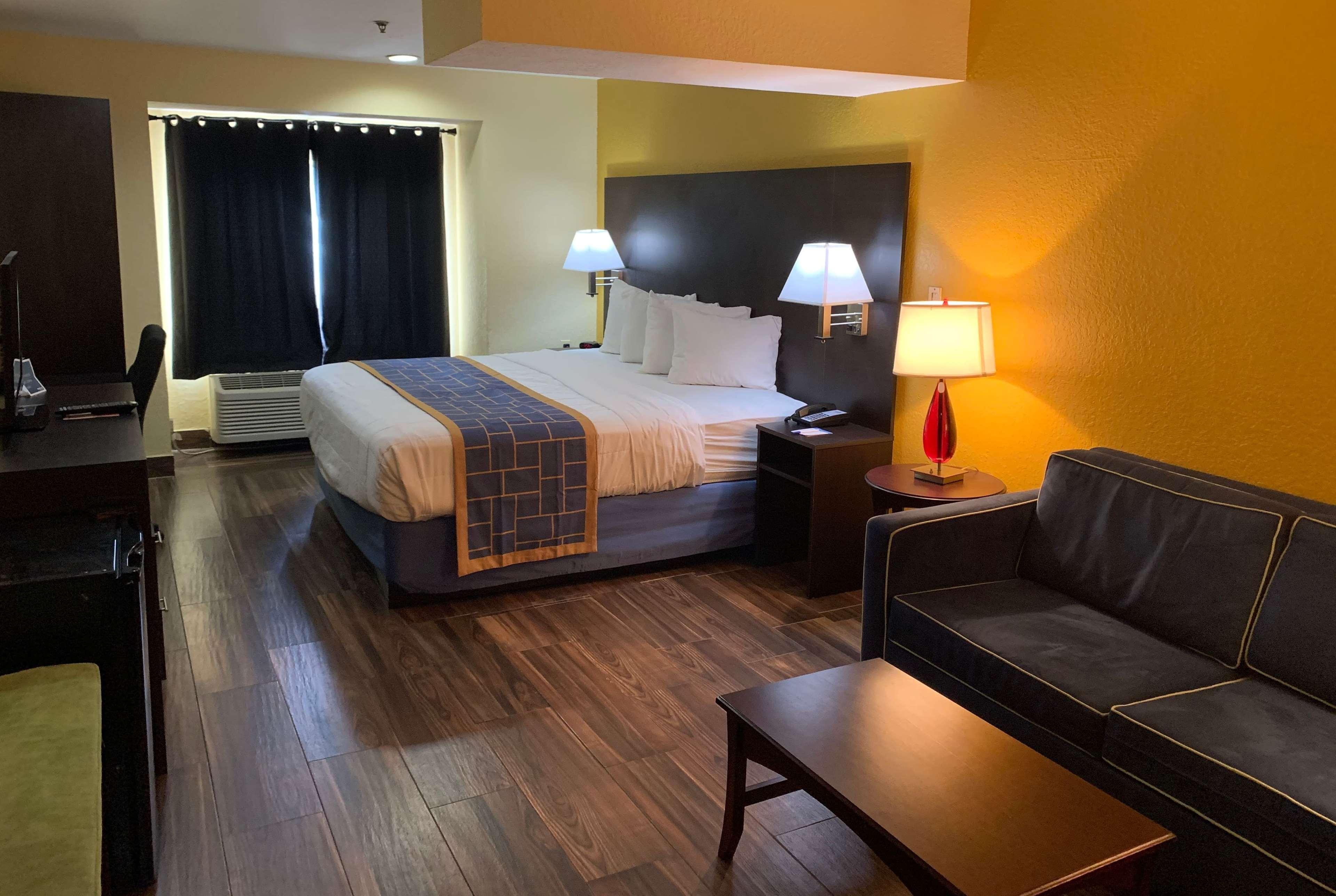 Days Inn & Suites By Wyndham Tampa/Raymond James Stadium Exterior foto