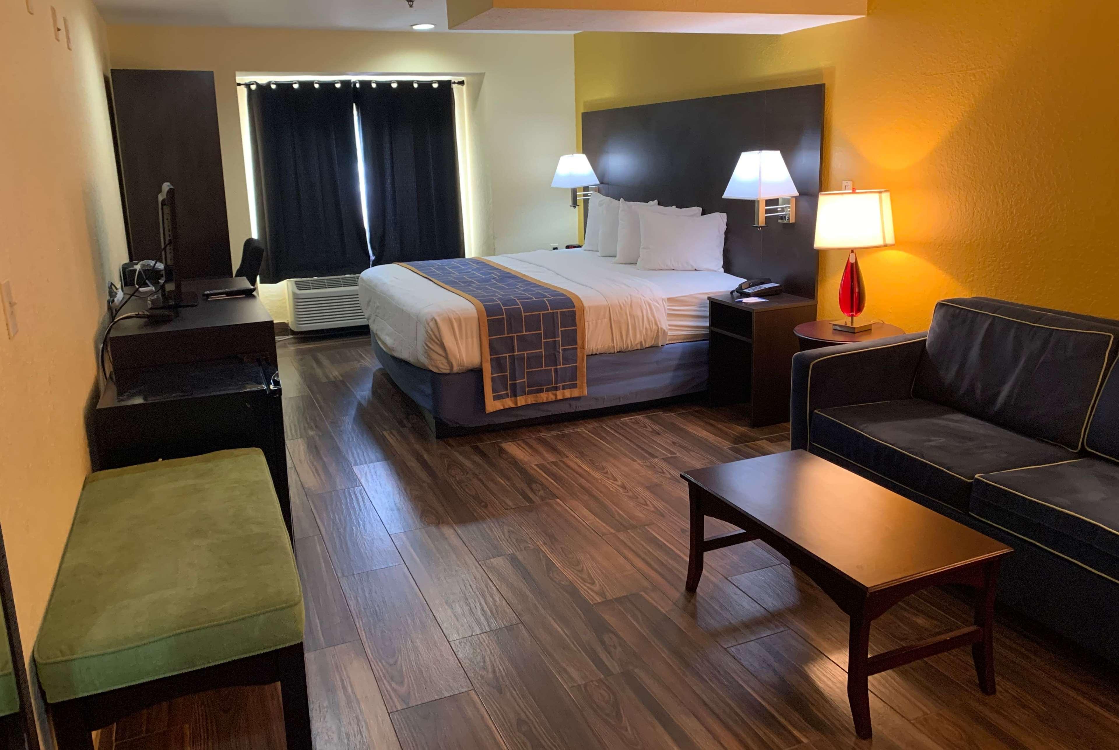 Days Inn & Suites By Wyndham Tampa/Raymond James Stadium Exterior foto