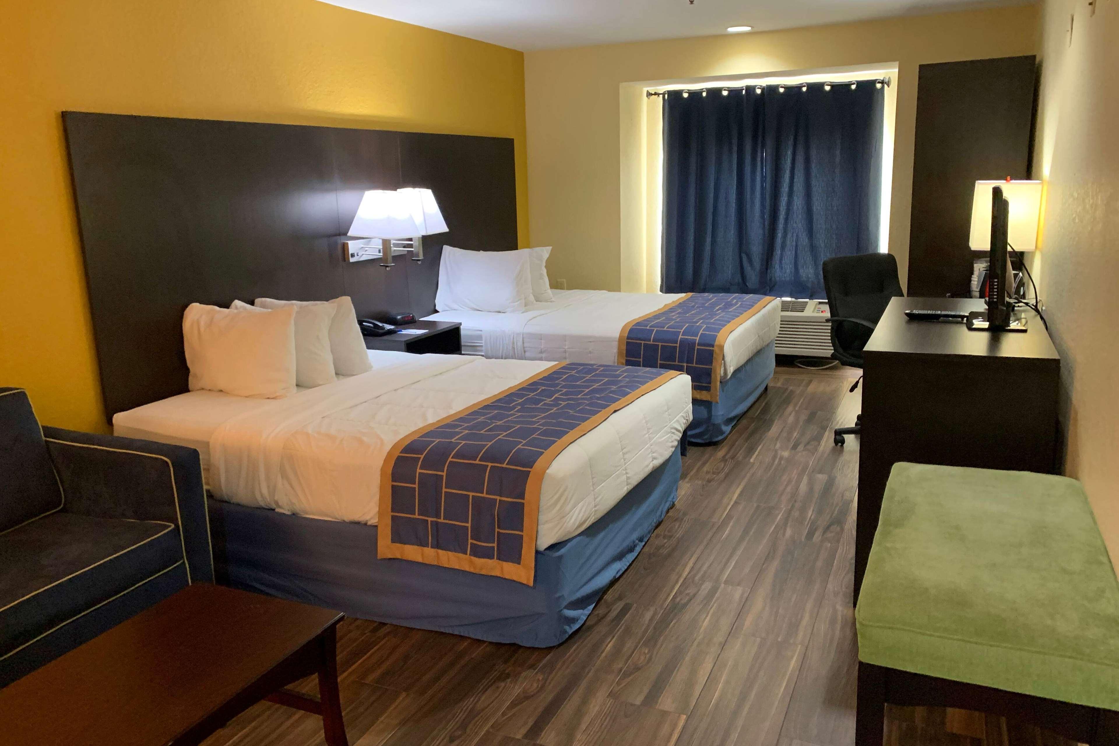 Days Inn & Suites By Wyndham Tampa/Raymond James Stadium Exterior foto
