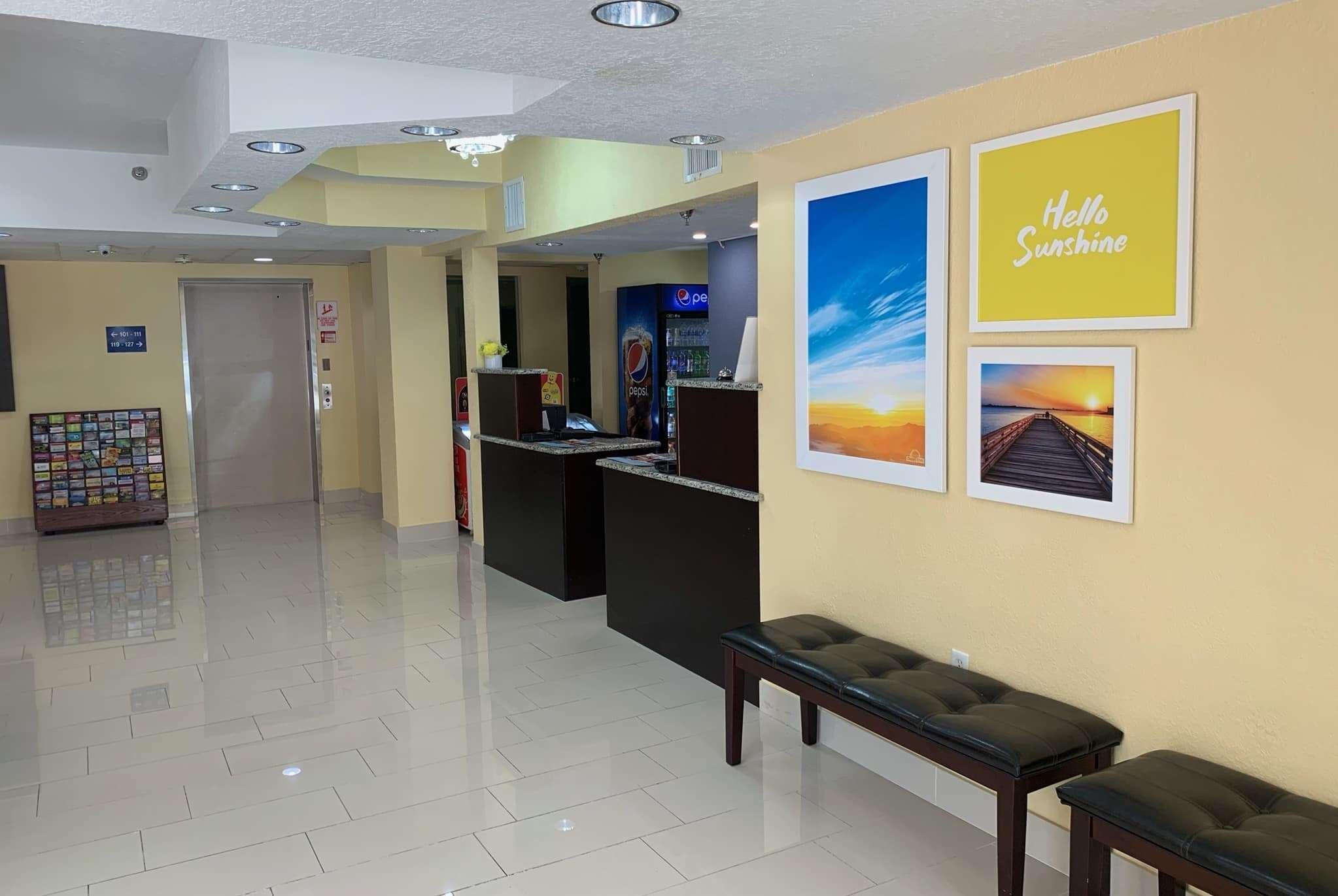 Days Inn & Suites By Wyndham Tampa/Raymond James Stadium Exterior foto