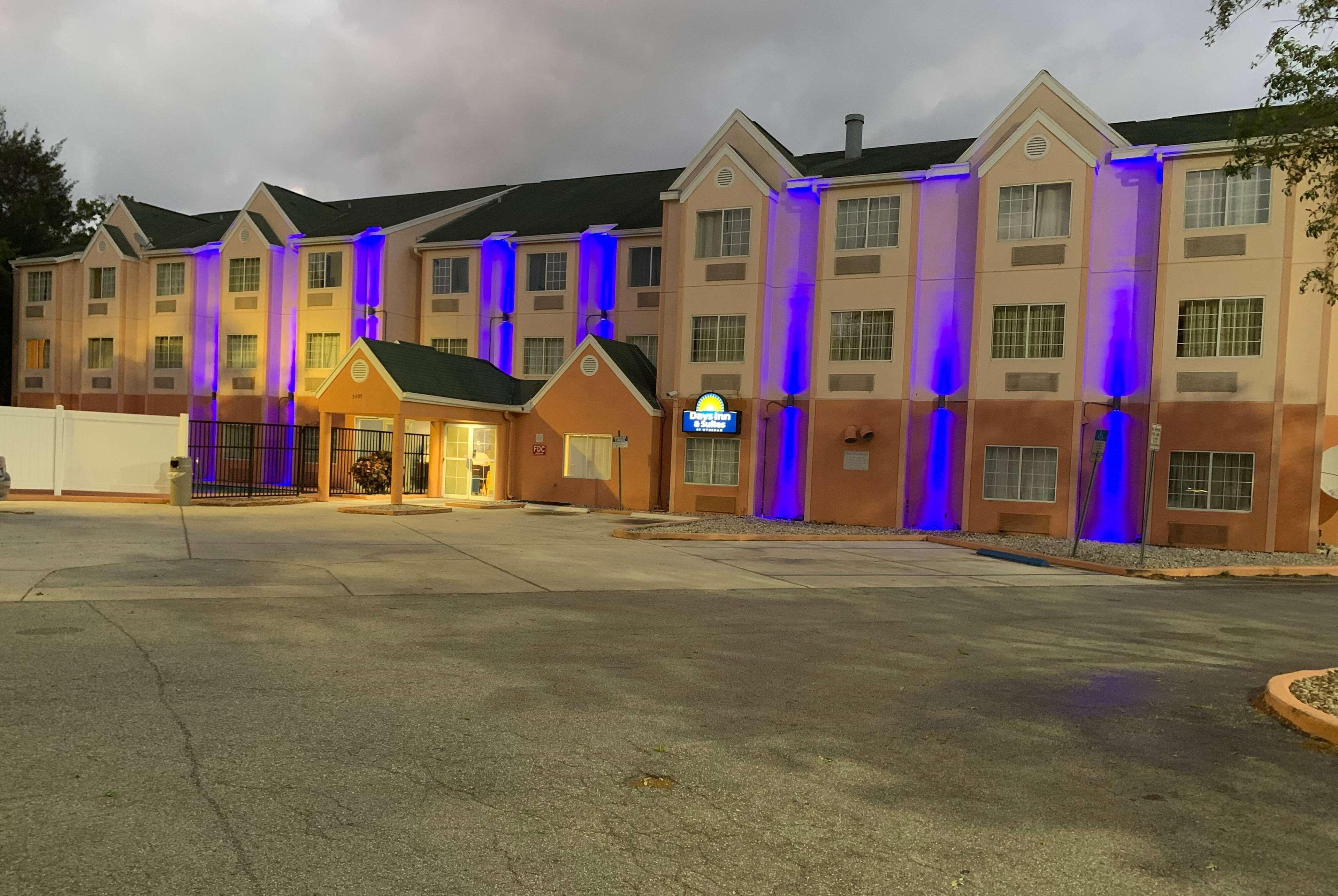Days Inn & Suites By Wyndham Tampa/Raymond James Stadium Exterior foto