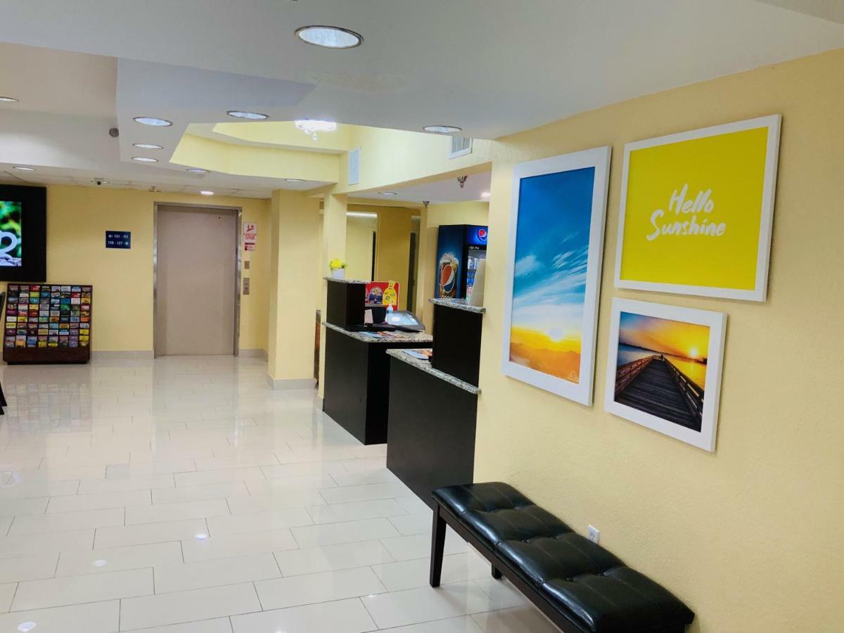 Days Inn & Suites By Wyndham Tampa/Raymond James Stadium Exterior foto