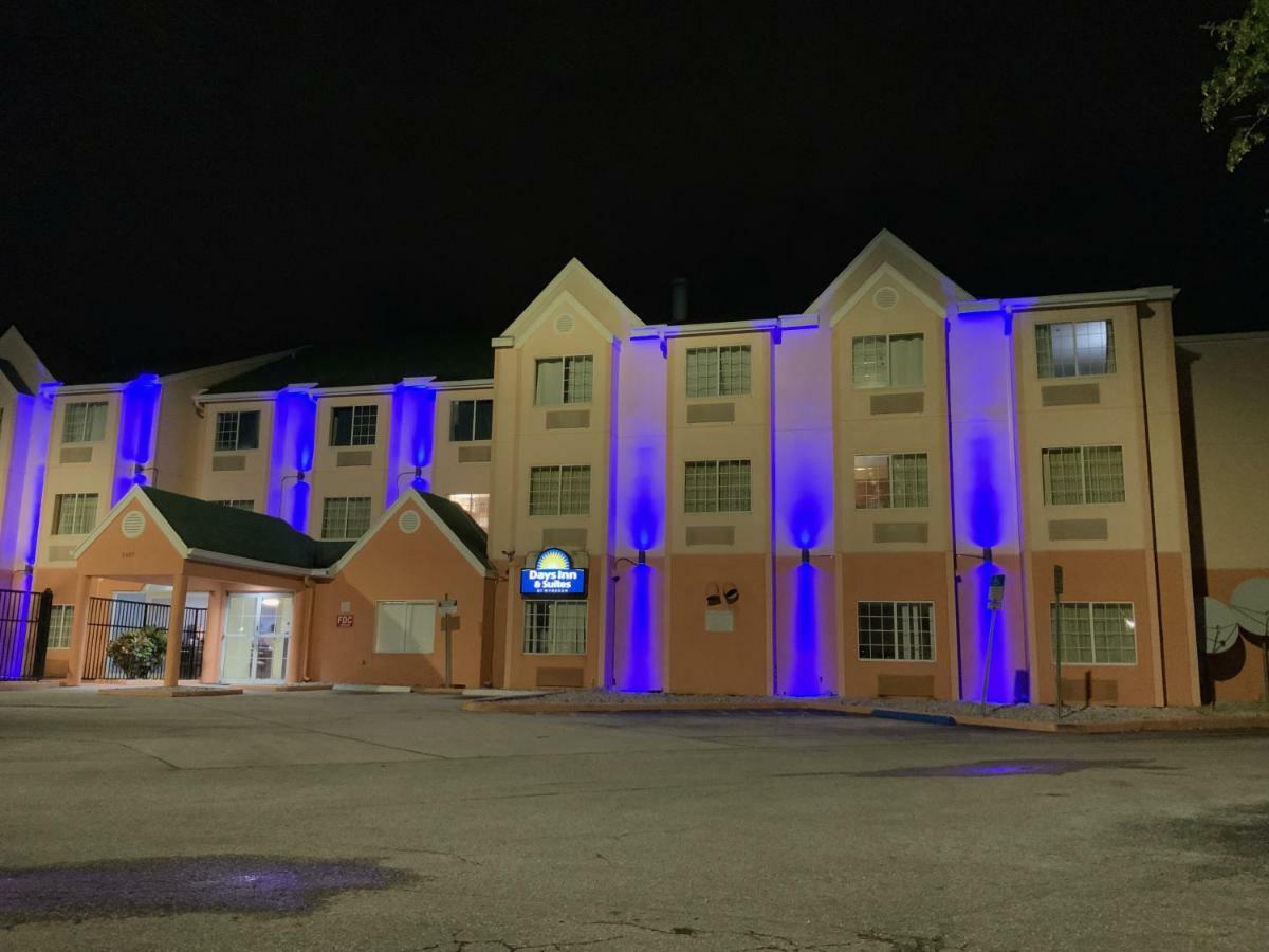 Days Inn & Suites By Wyndham Tampa/Raymond James Stadium Exterior foto