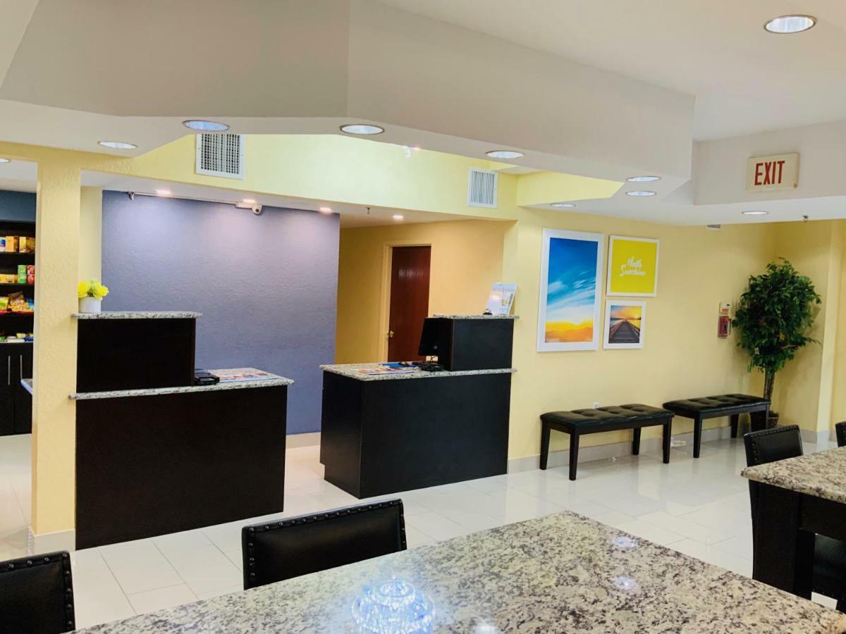Days Inn & Suites By Wyndham Tampa/Raymond James Stadium Exterior foto